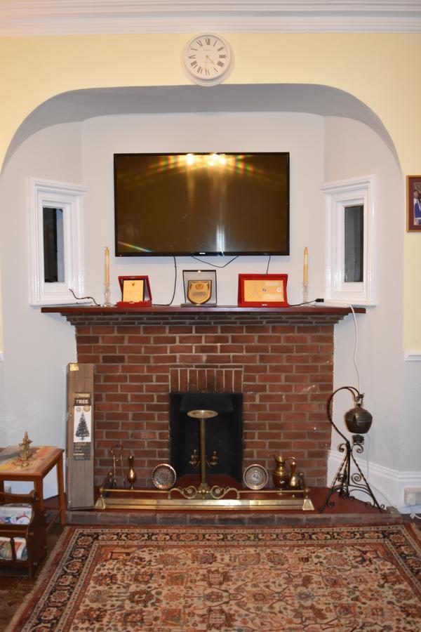 هورلي Gatwick Castle B&B المظهر الخارجي الصورة